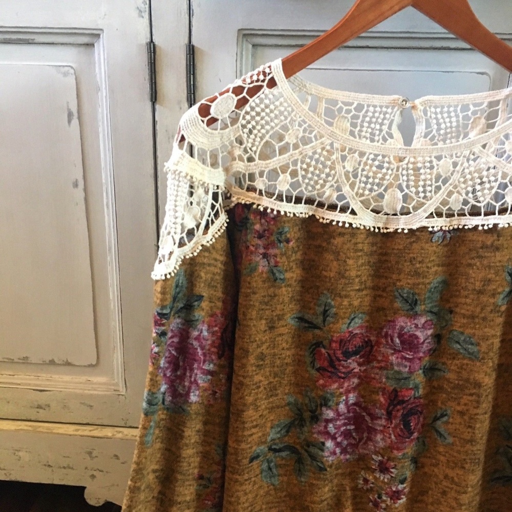 LAST ONE! NWT 1X Plus Size Lace Mustard Blouse - Picture 4 of 7